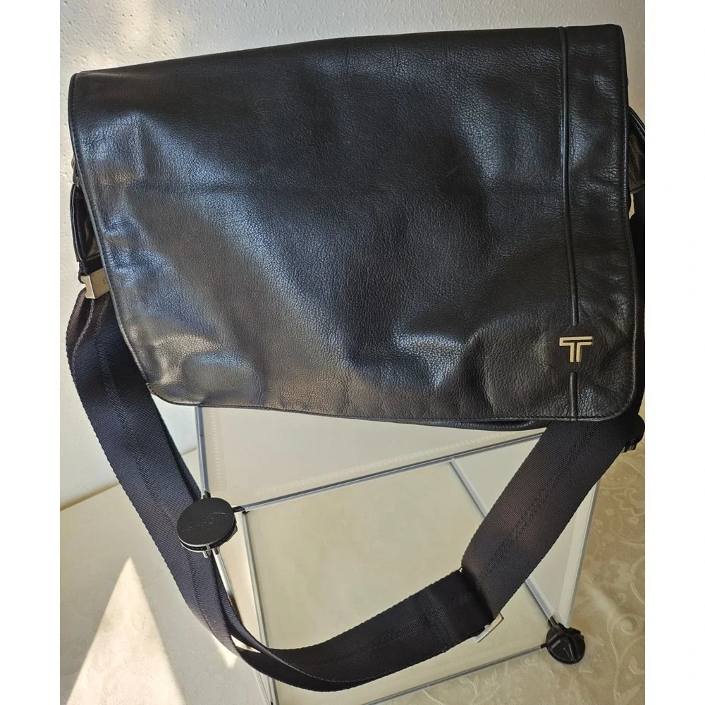 Tumi Leather Cross Bag Messenger Laptop Bag in Black